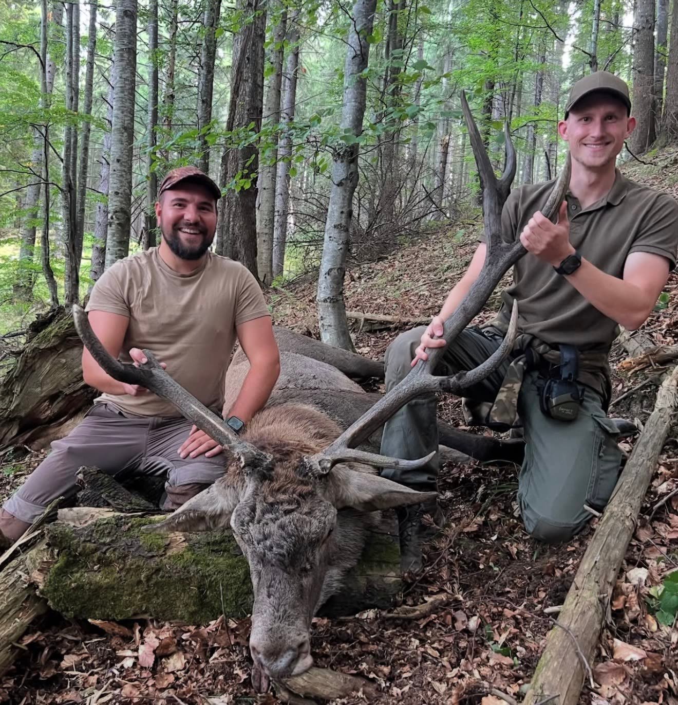 Tobi und Lars mit erlegtem Hirsch